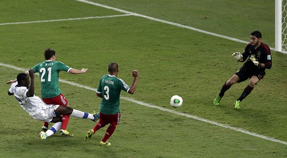 Mario Balotelli stílí na Poháru FIFA v utkání proti Mexiku vítzný gól Itálie. 