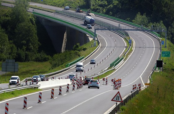 Auta na silnici R6 jsou v úseku mezi Novým Sedlem a Jeniovem svedena do