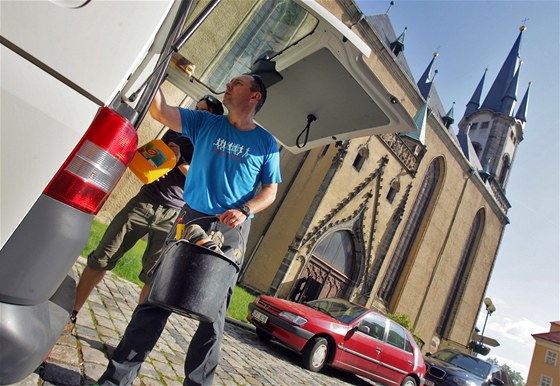 Ultramaratonci tpán Boháek a Zdenk Dano nakládají ped chebským kostelem