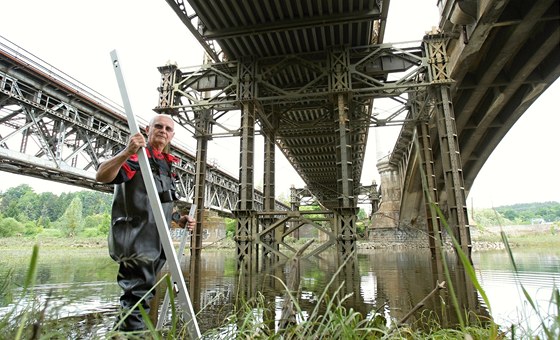 Specialista na konstrukce most Josef Hlavnika kontroluje pilíe mostu na