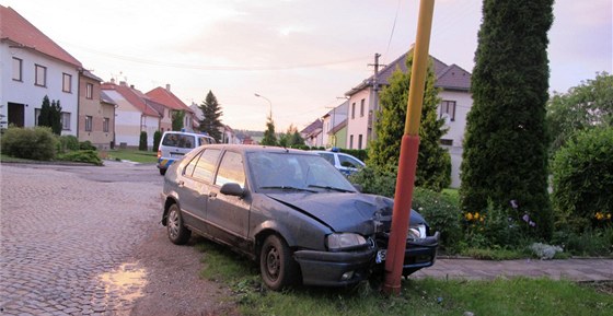 Opilý idi s renaultem podruhé havaroval o pár hodin v Bánov.