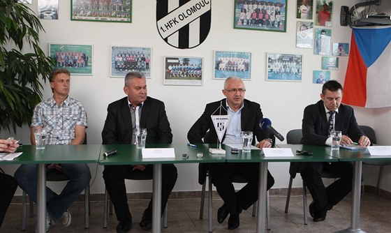 Vedení HFK Olomouc ( zleva trenér Oldich Machala, prezident Josef Picek,