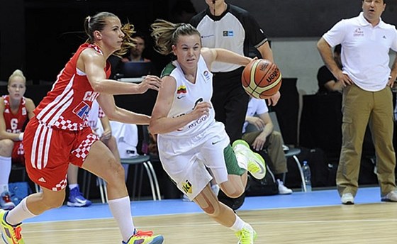 Litevská basketbalistka Inesa Visgaudaiteová prochází chorvatskou obranou.
