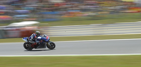 panlský motocyklista Jorge Lorenzo se ítí do cíle závodu MotoGP ve Velké