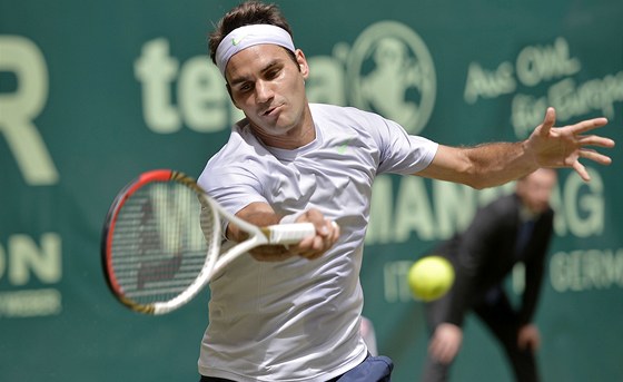 výcarský tenista Roger Federer ve finále turnaje v Halle s Michaelem Juným z
