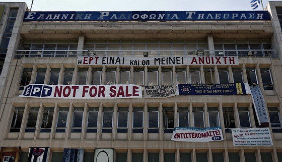 Proti zruení vysílání veejnoprávní televize v centru Atén demonstrovaly