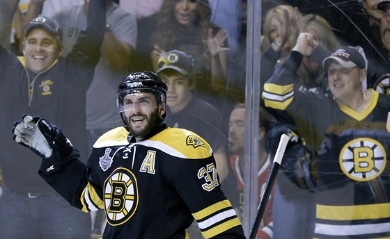 DOKONÁNO. Patrice Bergeron z Bostonu uzavel skóre tetího finále Stanley Cupu