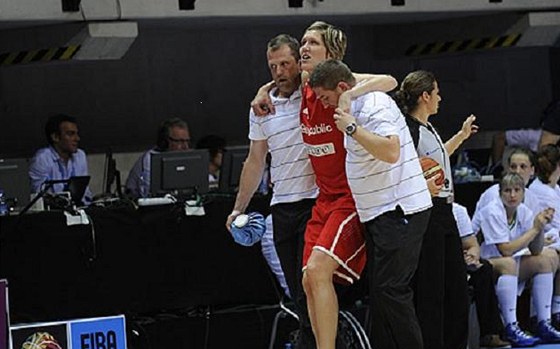 eská basketbalistka Jana Veselá si na úvod ME zranila koleno. Z palubovky jí