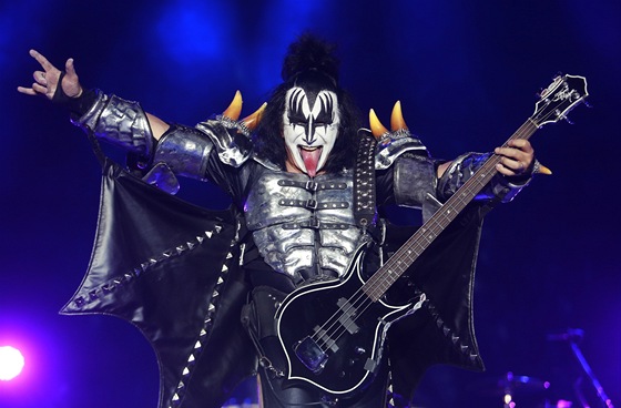 Gene Simmons na koncertu kapely Kiss v praské O2 aren v roce 2013