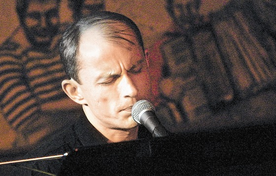 Zpvák a klavírista Filip Topol