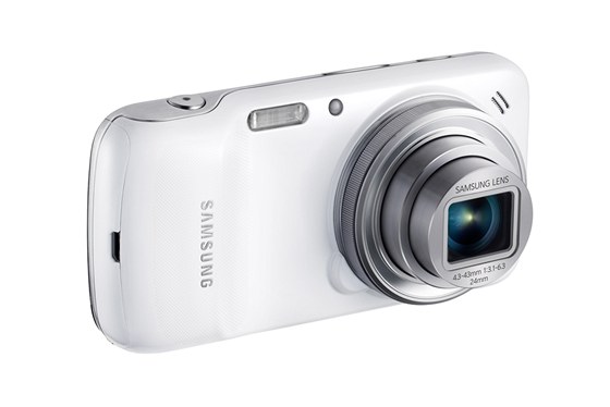 Z jedné strany smartphone, z druhé kompaktní fotoaparát. Tak by ml vypadat i chystaný Samsung Galaxy S5 mini.