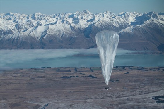 Projekt Google Loon vyuívá balony k íení internetu.