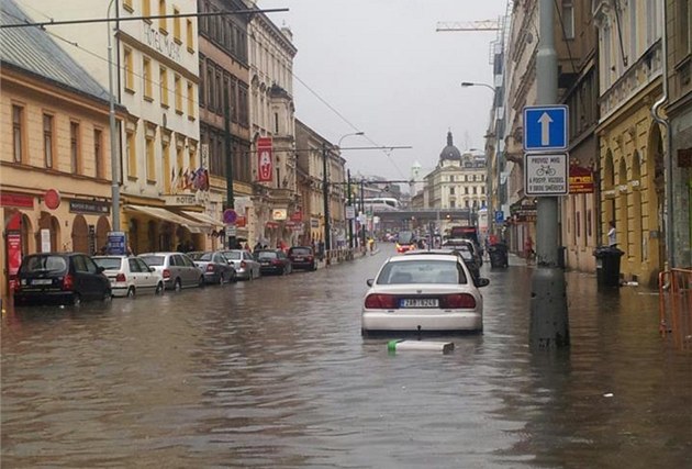 Auta, pes která pela velká voda, ztrácí svou cenu. Jejich majitelé se je...