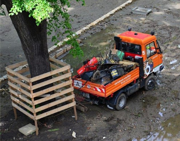 Voda na Steleckém ostrov opadla, me pokraovat jeho rekonstrukce.