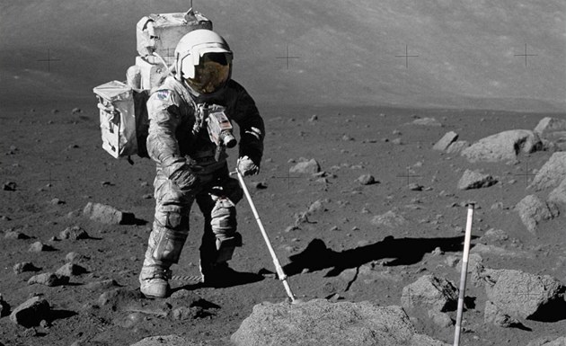 Zaprášený skafandr Harrisona Schmitta během letu Apollo 17 Zaprášený skafandr Harrisona Schmitta během letu Apollo 17