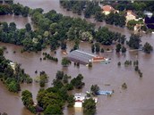 Takto 4. června vypadal Vltavou zaplavený Císařský ostrov.