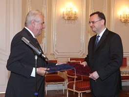 erven 2013. Milo Zeman pijal demisi premiéra Petra Nease.