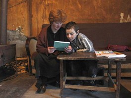 Lela Machkhavili pomáhá svému synovi s domacím úkolem. Bao vstává kadý den v...