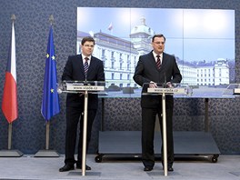 Premiér Petr Neas a ministr spravedlnosti Jií Pospíil na tiskové konferenci...