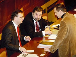 Premiér Petr Neas v listopadu 2010 s poslanci VV Radkem Johnem a Vítem Bártou....