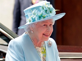Anglická královna Albta II. miluje veselé barvy obleení i klobouk. Ani pes...