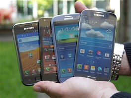 Samsung Galaxy S4 psobí na fotkách moná jako nejvtí, ale jeho rozmry jsou...