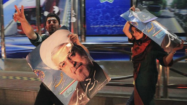 Umrnn duchovn Hasan Rhn (na plaktu) je novm rnskm prezidentem. Snmek pochz z Tehernu(16. ervna 2013)