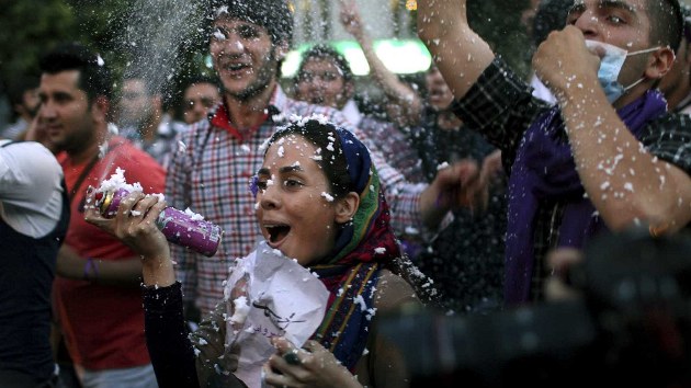 Oslavy zvolen novho rnskho prezidenta v ulicch Tehernu (15. ervna 2013)