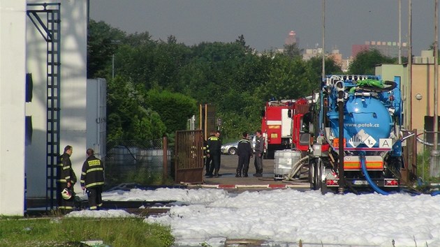 Hasii zasahuj u znien trafostanice na praskm Chodov (19.6.2013)