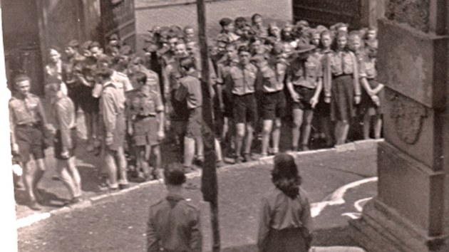 Povlen skautsk stedisko Blesk ped svou klubovnou (1945)