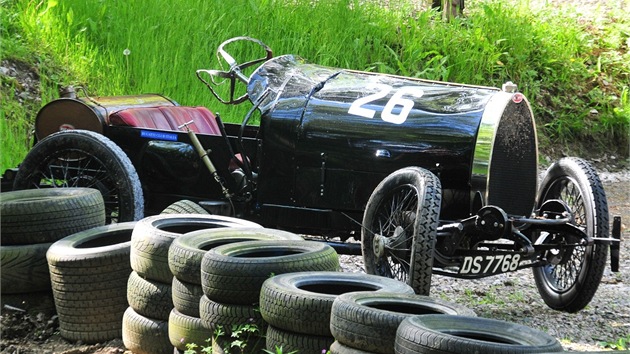 Bugatti T13 z roku 1924 tsn po nehod. Majitel a idi v jedn osob neastnou nehodu peil a po lkask prohldce odkrel na pivo.