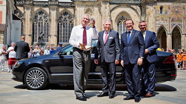 Prezident Milo Zeman upednostuje na rozdl od svho pedchdce tuzemskou automobilku, prezident Vclav Klaus preferoval znaku Audi.