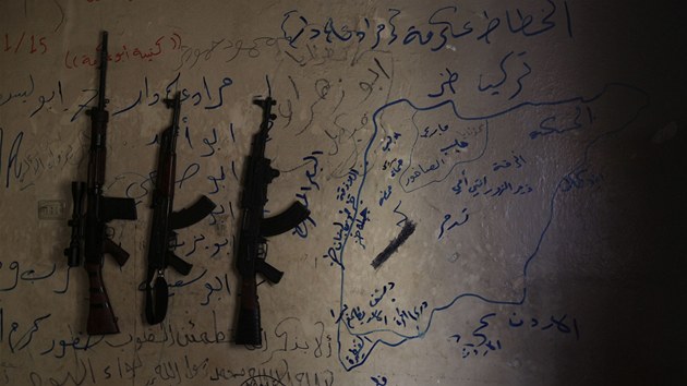 Ze v jednom z dom syrskch povstalc v Aleppu, kde vis ti zbran a na zdi je nakreslena mapa Srie (11. ervna 2013) 