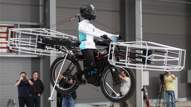 Prvn veejn vzlet eskho ltajcho kola Flying Bike (12. ervna 2013)