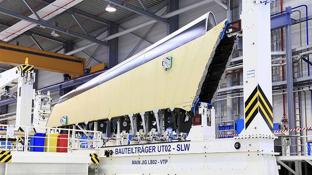 Smrov kormidlo vyrb nmeck firma Airbus Deutschland ve svm zvod Stade z materilu CFRP, co je uhlkovm vlknem vyztuen plast.