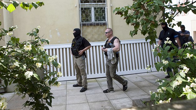 Policist pi zsahu u vily podnikatele a lobbisty Ivo Rittiga v Beneovsk ulici v Praze. (13. ervna 2013)