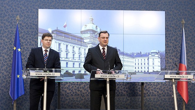 Premir Petr Neas a ministr spravedlnosti Ji Pospil na tiskov konferenci po jednn vldy v dubnu 2011. Neas loni Pospila z vldy vyhodil. Pospil podle nho nezvldal v resortu spory, chtl naopak vc penz. Spekulace se vak klon spe k tomu, e ministr skonil proto, aby nejmenoval vrchn alobkyn Lenku Bradovou.