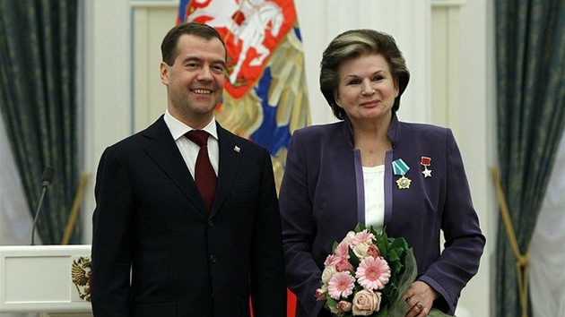 Valentina Trekovov v roce 2011 s Putinovm nhradnkem Dmitrijem Medvedvem.