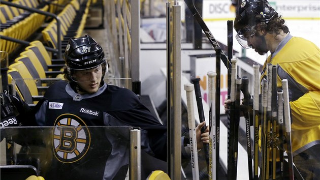 STUDENT A UITEL. Mladk Torey Krug odchz z ledu pi trninku Bostonu, za nm m jednatyicetilet mazk Jaromr Jgr.