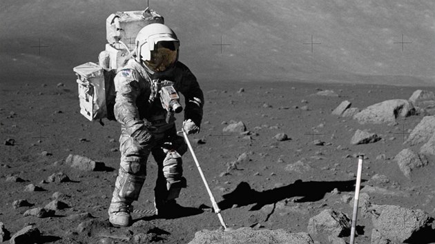 Zapráený skafandr Harrisona Schmitta bhem letu Apollo 17