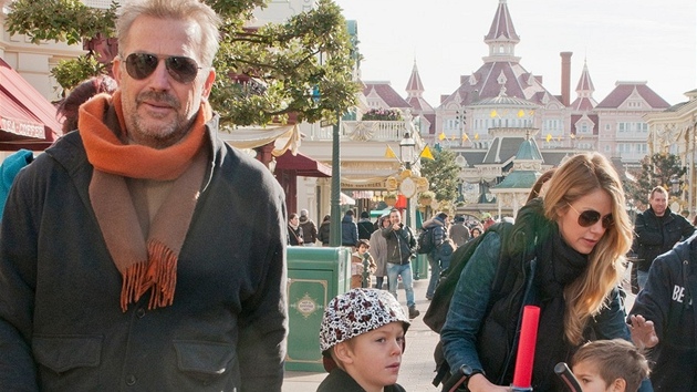 Kevin Costner s manelkou a temi dtmi.