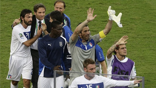 RADOST PO ZPASE. Italt fotbalist spokojen opoutj hit, svj vodn zpas na Pohru FIFA vyhrli 2:1. Mezi vtzi je i autor krsnho glu Andrea Pirlo (zcela vlevo).