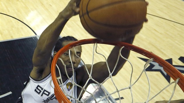 SME. Kawhi Leonard ze San Antonia zakonuje. 