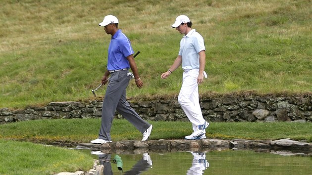 Sledovan dvojice. Tiger Woods and Rory McIlroy pi US Open.