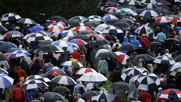 Les detnk bhem prvnho dne golfovho US Open.