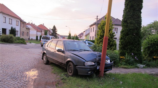 Opil idi s renaultem podruh havaroval o pr hodin v Bnov.