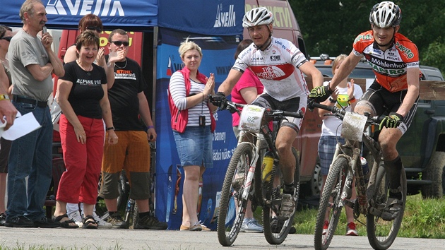 Takhle dojdli do cle extrmnho cyklistickho zvodu 24 hodin MTB Zdenk K (vlevo) a Tom Kozk, kter se stal vkonem 414 kilometr vtzem kategorie jednotlivc, a tm pdem i mistrem republiky.