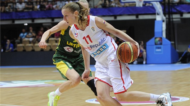 esk basketbalistka Kateina Elhotov v zpase s Litvou.