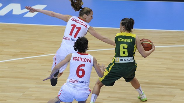 esk basketbalistky Kateina Elhotov (vlevo nahoe) a Veronika Bortelov se sna ubrnit Inesu Visgaudaitvou z Litvy.
