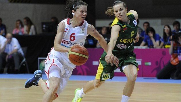 esk basketbalistka Veronika Bortelov (vlevo) se sna prosadit pes brnc Litevku Inesu Visgaudaiteovou.
